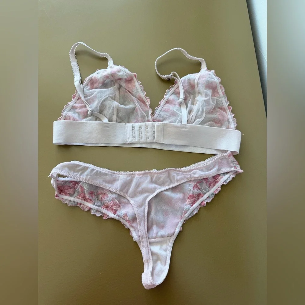 Pink Floral Lace Bralette and Pantues Set. Bra M panties S